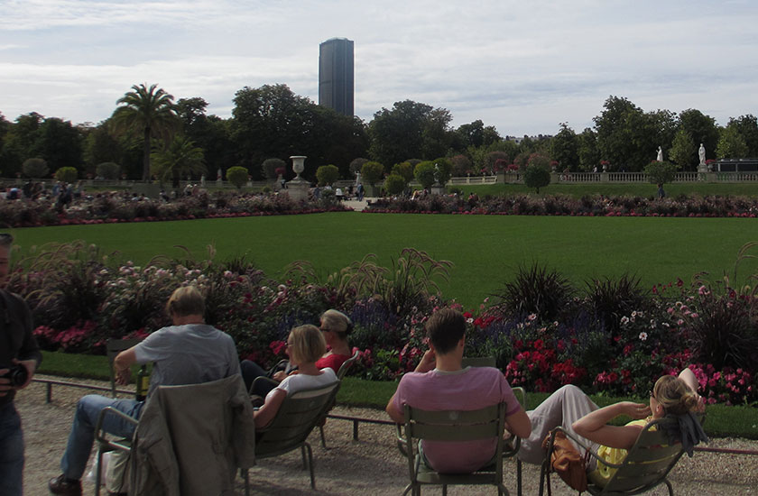 People relaxing at Jardin de Luxemburg Park