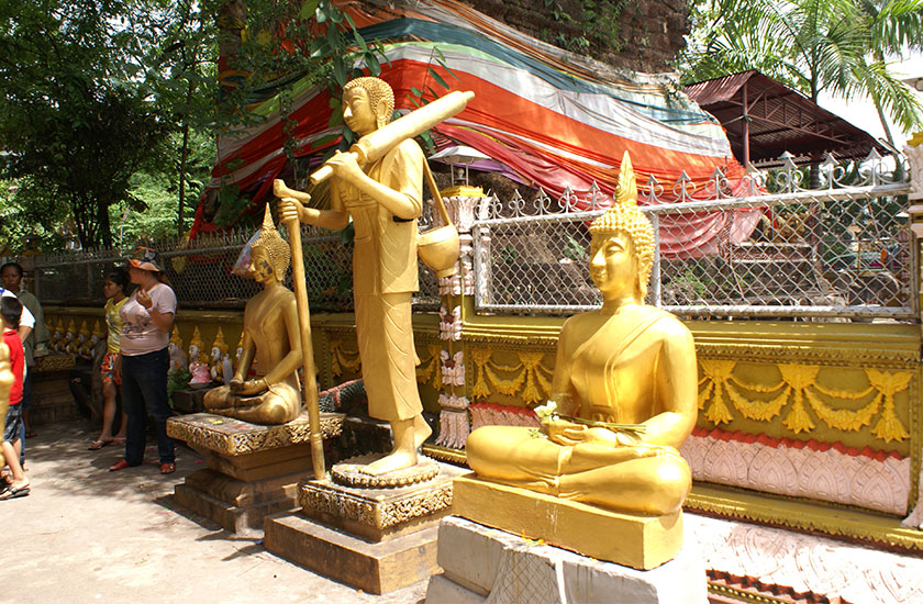 Golden Buddhist statues at Wat Si Muang 