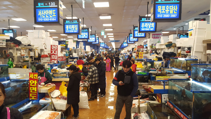 Busy Noryangjin Fish Market in Seoul